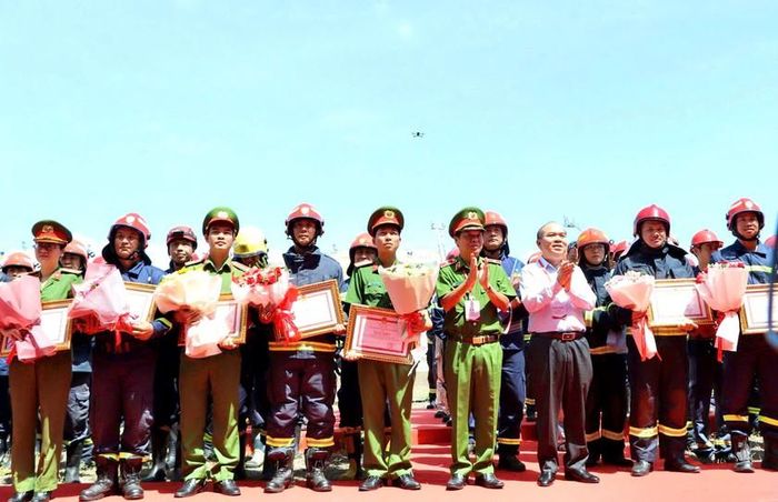Phó Chủ tịch Ủy ban Nhân dân Thành phố Hồ Chí Minh Trần Văn Bảy và Thiếu tướng Nguyễn Thanh Hưởng trao Bằng khen cho các tập thể, cá nhân có thành tích xuất sắc trong diễn tập phương án chữa cháy và cứu nạn, cứu hộ cấp Thành phố năm 2026.