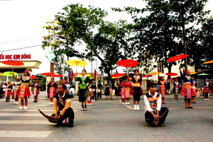 Biểu diễn điệu khèn Mông trên đường phố. Ảnh: CTV