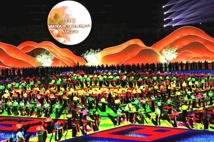 Hơn 2.000 nghệ nhân, diễn viên quần chúng và học sinh tham dự Hội xòe lớn nhất Tây Bắc. Ảnh: CTV