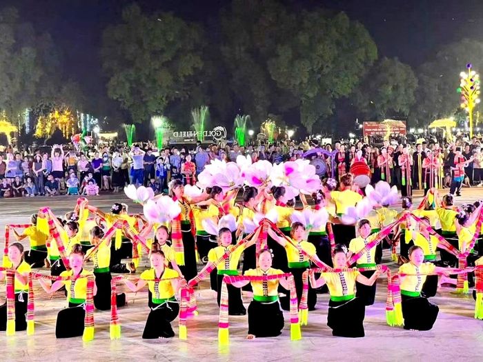 Điệu xòe khăn của người Thái ở Mường Lò. Ảnh: CTV