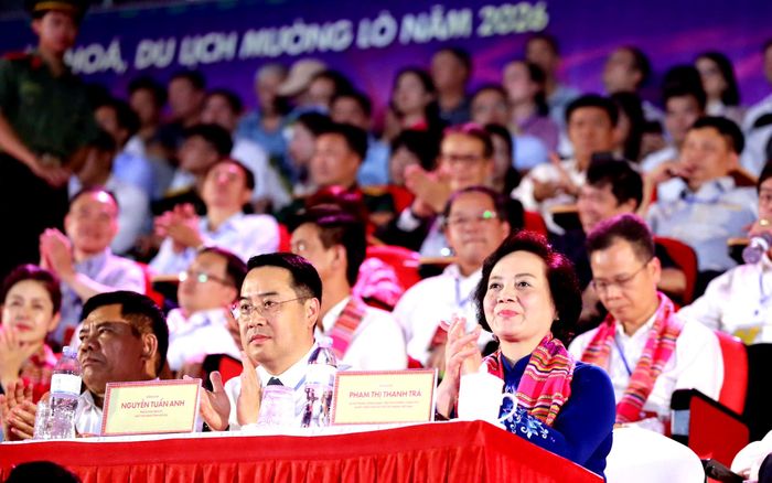 Phó Thủ tướng Phạm Thị Thanh Trà và các đại biểu dự Lễ hội Mường Lò tôn vinh xòe Thái. Ảnh: Phạm Bằng