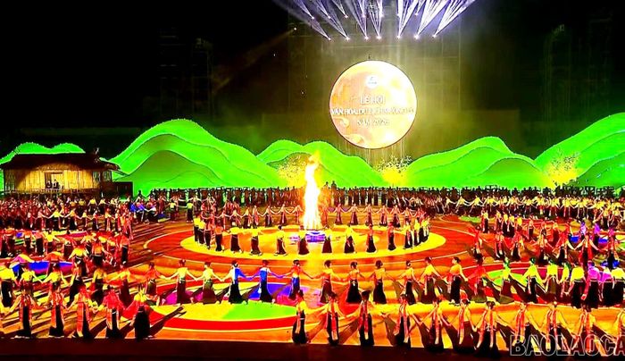 Lễ hội Mường Lò tôn vinh tinh hoa Xòe Thái. Ảnh: CTV