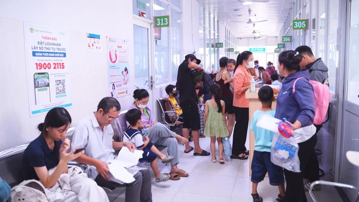 Thời tiết chuyển mùa làm gia tăng bệnh hô hấp.