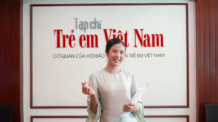 Hoa hậu Ngọc Hân ấn tượng trước những bài văn, bài thơ hồn nhiên, giàu cảm xúc của học sinh tham gia cuộc thi. (Ảnh: Minh Hằng)