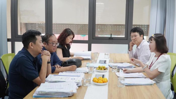 Vòng chung khảo diễn ra ngày 16/10 với sự tham gia của nhà thơ Trần Đăng Khoa, Nhà thơ Nguyễn Thành Phong, Nhà thơ Bảo Ngọc, Nhà văn Di Li, Nhà văn Hoàng Anh Tú. (Ảnh: Minh Hằng)