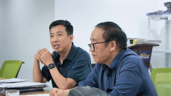 Nhà văn Hoàng Anh Tú trao đổi cùng các thành viên giám khảo nhằm lựa chọn những tác phẩm nổi bật, giàu cảm xúc và có thông điệp ý nghĩa về trường học hạnh phúc. (Ảnh: Quỳnh Dương)