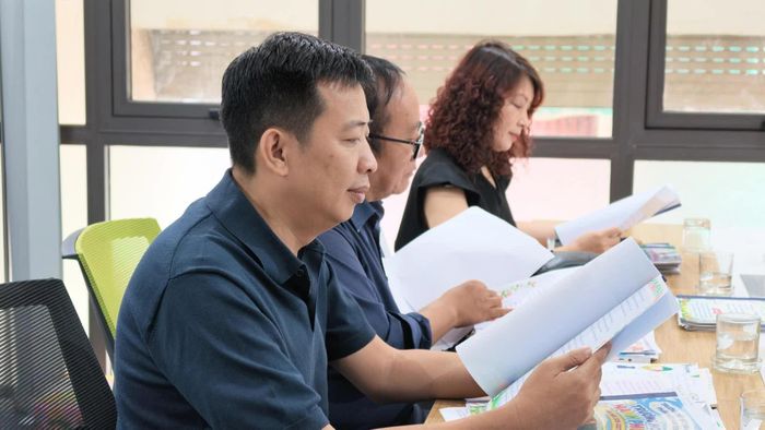 Mỗi bài dự thi là một câu chuyện riêng, phản ánh suy nghĩ, cảm xúc và mong muốn của học sinh về môi trường giáo dục an toàn, thân thiện, nhân văn. (Ảnh: Quỳnh Dương)