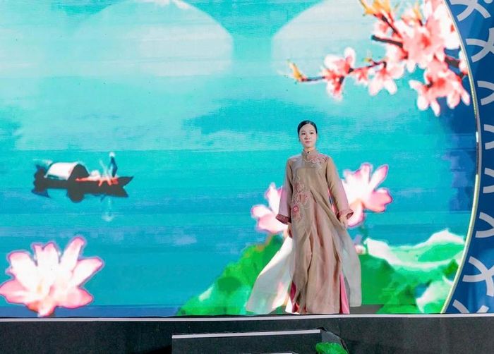 Thiết kế mang gam màu hoài niệm, thể hiện vẻ đẹp thanh tao, mềm mại của người phụ nữ Việt Nam.