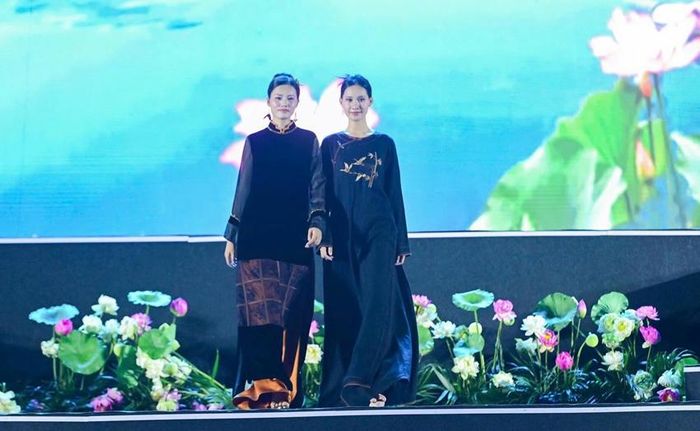 Những gam màu trầm cùng họa tiết thêu, đính kết thủ công tạo chiều sâu cho các thiết kế trong bộ sưu tập “Việt Vân”.
