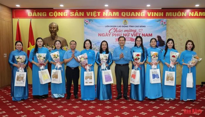 Lãnh đạo Liên đoàn Lao động tỉnh tặng quà cán bộ Công đoàn nữ nhân Ngày Phụ nữ Việt Nam 20/10.