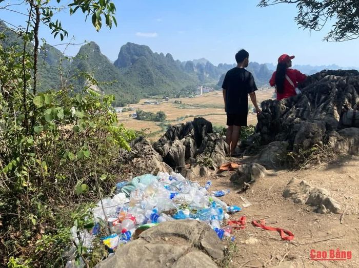 Rác thải xuất hiện ngay gần vị trí du khách check-in.