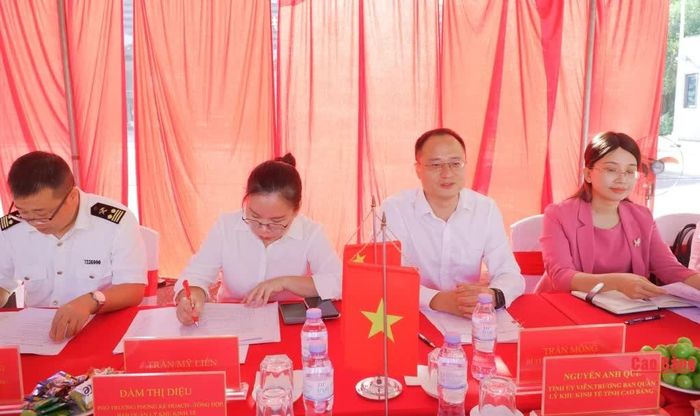  Bí thư Huyện ủy Đại Tân, thành phố Sùng Tả (Trung Quốc) Trần Mông trao đổi tại buổi hội đàm.
