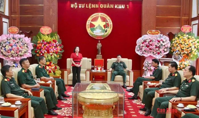 Phó Chủ tịch UBND tỉnh Hà Nhật Lệ phát biểu tại buổi thăm, chúc mừng Đảng ủy, Bộ Tư lệnh Quân khu 1 và cán bộ, chiến sĩ lực lượng vũ trang Quân khu.