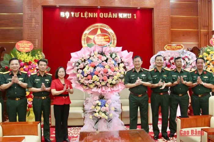 Đoàn công tác tỉnh Cao Bằng tặng hoa chúc mừng Đảng ủy, Bộ Tư lệnh Quân khu 1 nhân kỷ niệm 81 năm Ngày truyền thống lực lượng vũ trang Quân khu.