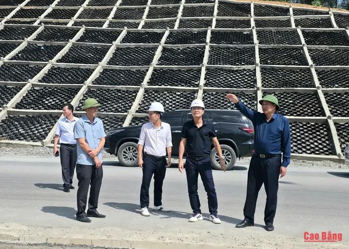 Phó Chủ tịch UBND tỉnh Hoàng Văn Thạch kiểm tra thi công mở rộng nền đường 22 m theo quy mô hoàn thiện.