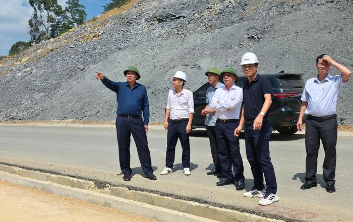 Phó Chủ tịch UBND Hoàng Văn Thạch yêu cầu tổ chức thi công khoa học, xử lý mái ta luy đảm bảo an toàn.