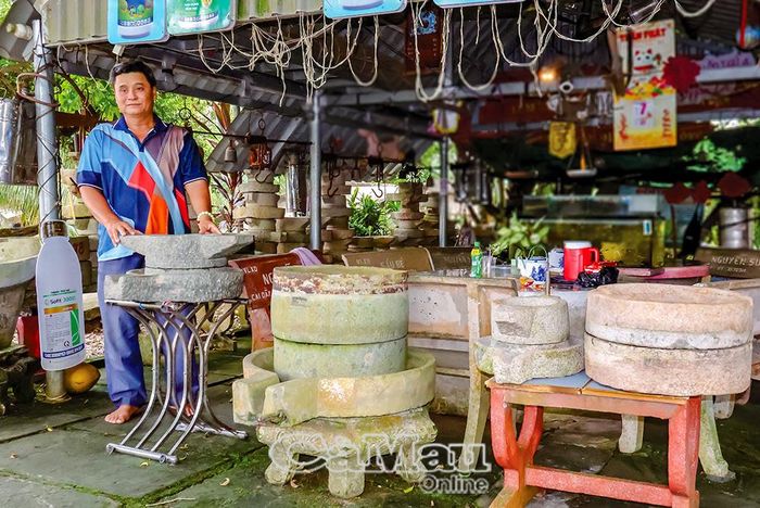 Ông Lê Văn Dũng sưu tầm 102 chiếc cối đá và nhiều nông cụ truyền thống tại nhà.