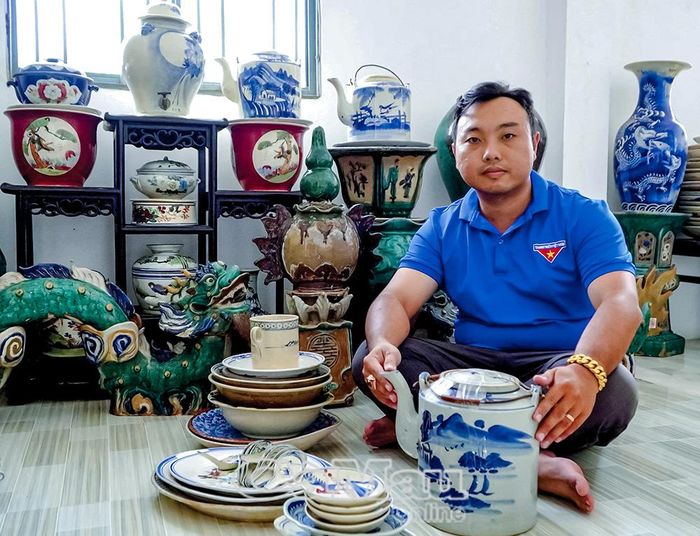 Bộ bình dĩa có niên đại từ năm 1963 khá quý của anh Nghĩa.