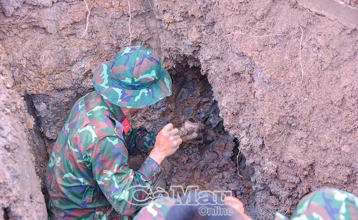 Bằng sức người, những chiến sĩ cẩn trọng đào sâu từng lớp đất để tìm kiếm hài cốt liệt sĩ.