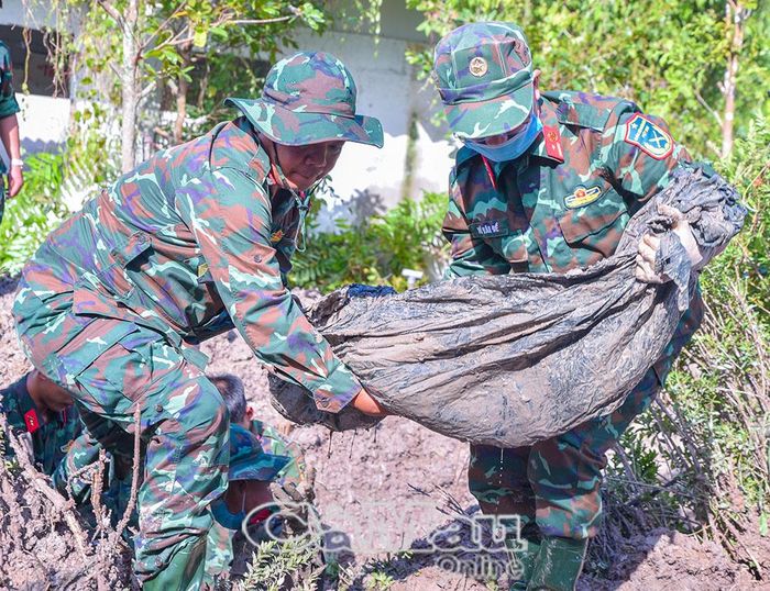 Ngày 8/10, sau 1 ngày triển khai, đội hình tại Xã Hồ Thị Kỷ đã tìm được hài cốt liệt sĩ đầu tiên.