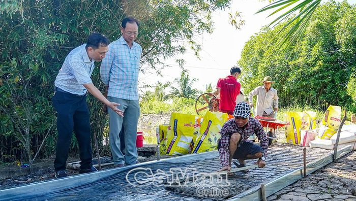 Những công trình giao thông nông thôn được khởi công, đáp ứng mong đợi của người dân. (Ảnh chụp tại xã Phú Mỹ)