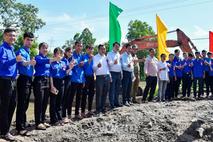 Lãnh đạo Xã Trần Phán cùng đoàn viên, hội viên thể hiện quyết tâm thực hiện các dự án đường giao thông nông thôn, tại lễ phát động sáng 15/10.