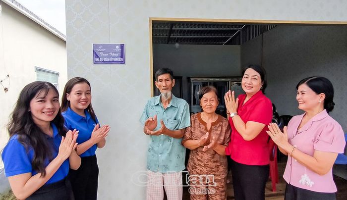 Đồng chí Phạm Kim Cương, Chủ tịch Uỷ ban MTTQ Việt Nam xã Cái Đôi Vàm (thứ hai từ phải sang), cùng doàn viên địa phương bàn giao căn nhà mới cho gia đình ông Nguyễn Văn Lộc, ấp Gò Công.