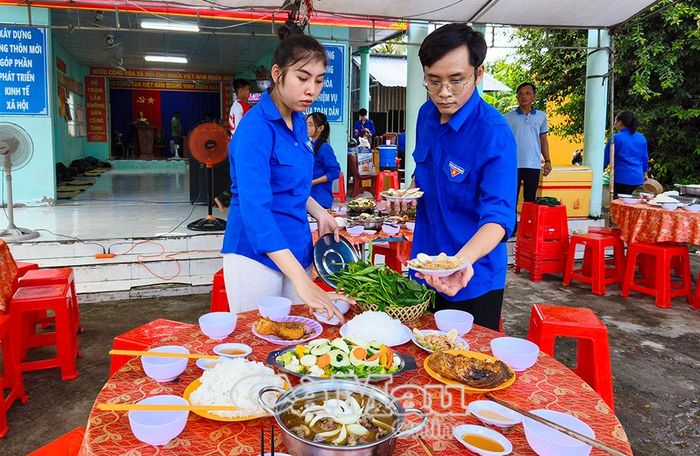 Đoàn viên, thanh niên các đơn vị chung tay góp kinh phí, tổ chức chương trình “Bữa cơm nghĩa tình”.