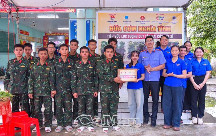 Tuổi trẻ các đơn vị trao quà động viên lực lượng đang làm nhiệm vụ tìm kiếm, quy tập hài cốt liệt sĩ tại Xã Hồ Thị Kỷ.
