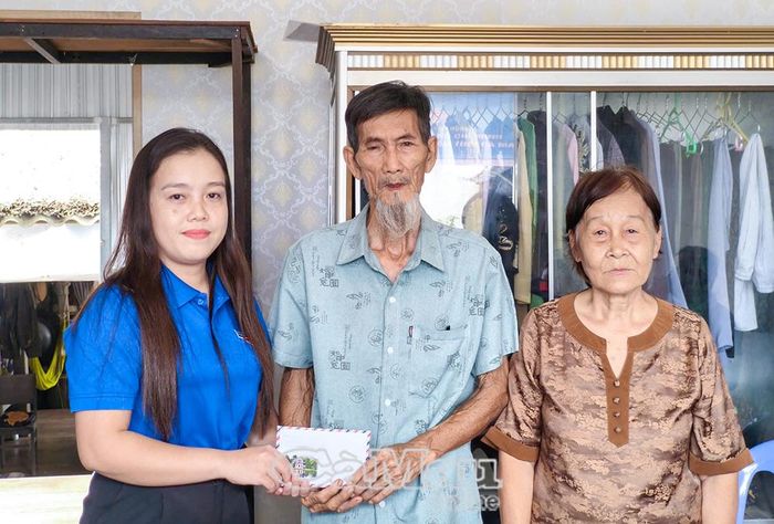 Chị Quách Thị Thu Thảo, Bí thư Đoàn Thanh niên UBND tỉnh, trao quà động viên gia đình ông Nguyễn Văn Lộc.