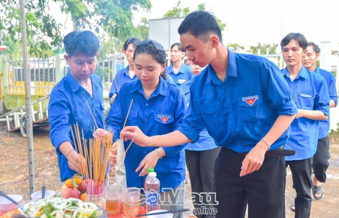 Đoàn viên, thanh niên thắp hương tri ân các anh hùng liệt sĩ đã hy sinh vì độc lập dân tộc.
