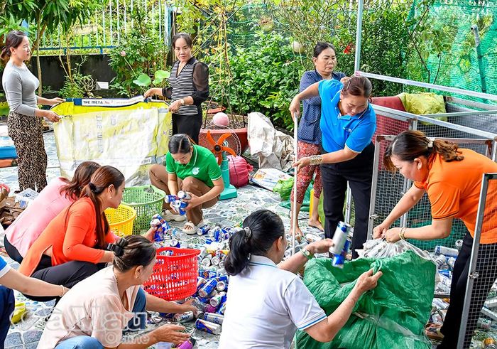 Cán bộ, hội viên phụ nữ phường Tân Thành tích cực tham gia mô hình "Quyên góp phế liệu - Trao triệu yêu thương” gây quỹ hỗ trợ trẻ em hoàn cảnh đặc biệt khó khăn.