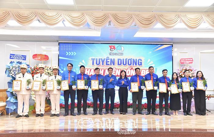  Phó Bí thư Thường trực Tỉnh đoàn Trần Đăng Khoa và Phó Bí thư Tỉnh đoàn Nguyễn Thị Thúy Duy trao bằng tuyên dương các cá nhân đạt danh hiệu “Thanh niên sống đẹp” tỉnh Cà Mau năm 2026.