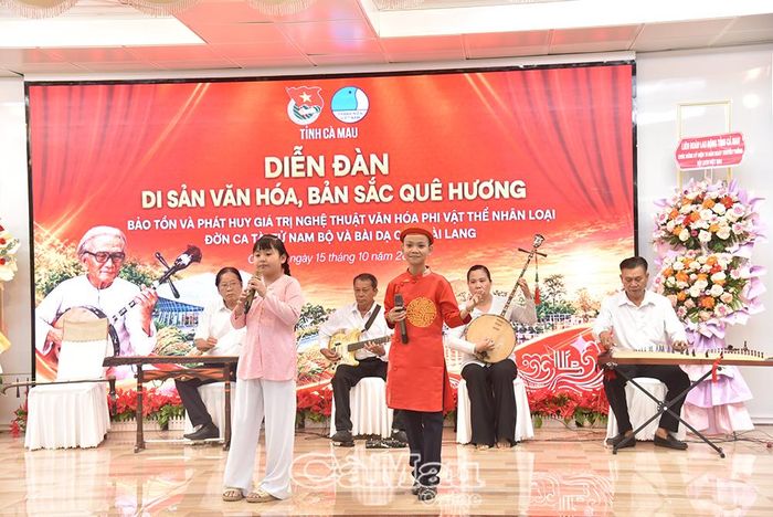 Các nghệ nhân trình diễn tiết mục đờn ca tài tử tại chương trình.