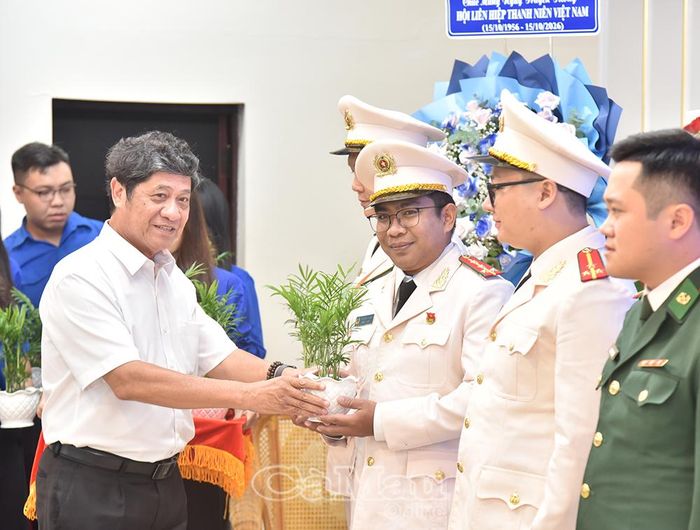Đồng chí Nguyễn Huy Thái, Phó Trưởng Ban Tuyên giáo Tỉnh uỷ, tặng quà chúc mừng các cá nhân đạt danh hiệu “Thanh niên sống đẹp” tỉnh Cà Mau năm 2026.