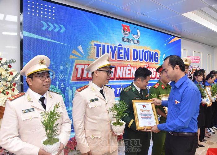 Đồng chí Phạm Tuấn Tài, Bí thư Tỉnh đoàn, trao bằng tuyên dương các cá nhân đạt danh hiệu “Thanh niên sống đẹp” tỉnh Cà Mau năm 2026.