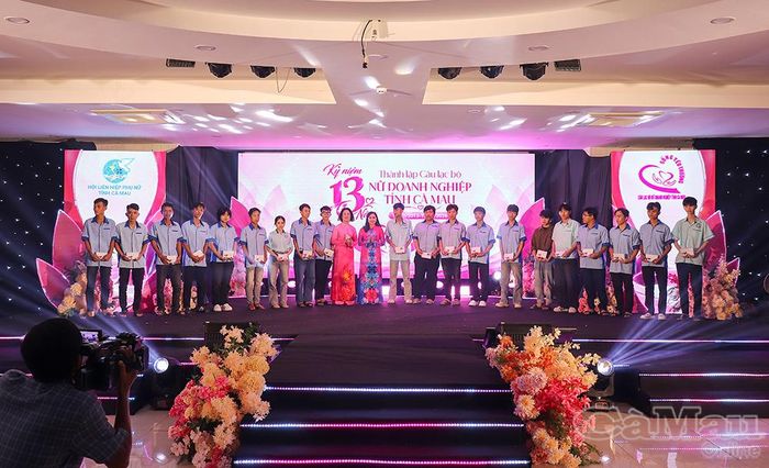 Phó Chủ tịch Thường trực HĐND tỉnh Lê Thị Nhung (bên phải) và bà Nguyễn Thị Mỹ Diệp, Chủ nhiệm CLB Nữ doanh nghiệp tỉnh Cà Mau, trao học bổng cho sinh viên có hoàn cảnh khó khăn.