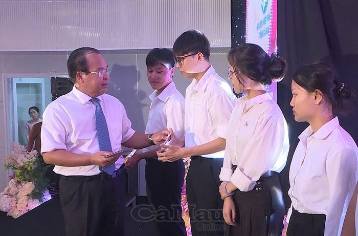 Phó Chủ tịch UBND tỉnh Nguyễn Minh Luân trao học bổng cho sinh viên nỗ lực vượt khó.