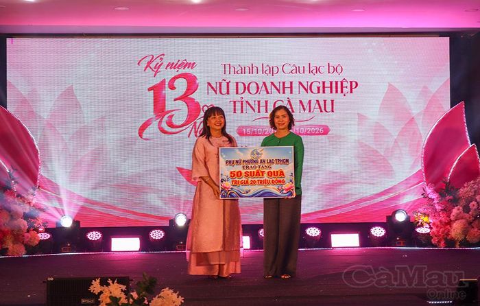 Bà Nguyễn Thị Ngọc Thuý, Phó Chủ tịch Hội Liên hiệp Phụ nữ tỉnh Cà Mau (bên trái), nhận bảng tượng trưng 50 phần quà do đại diện Hội Liên hiệp Phụ nữ phường An Lạc, TP. Hồ Chí Minh, trao tặng.