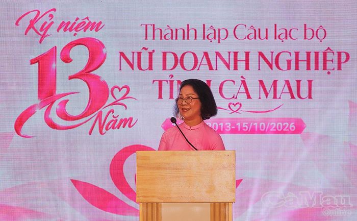 Bà Nguyễn Thị Mỹ Diệp, Chủ nhiệm CLB Nữ doanh nghiệp tỉnh Cà Mau, phát biểu tại buổi họp mặt, chia sẻ về những hoạt động an sinh xã hội và định hướng phát triển CLB trong thời gian tới.