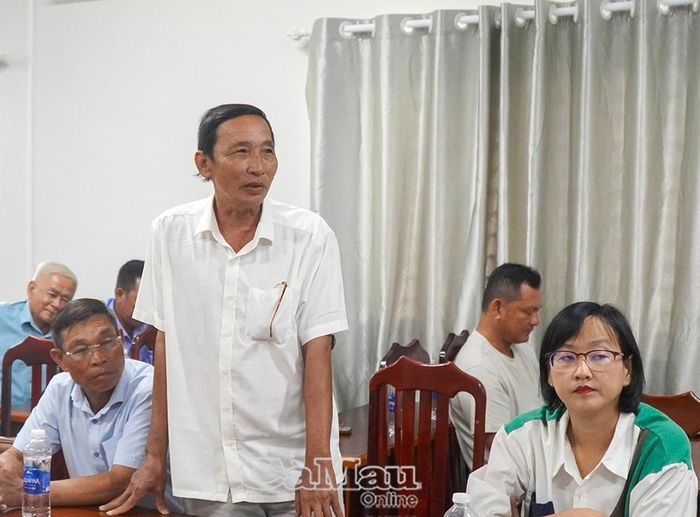  Ông Nguyễn Hoàng Xiêm (khóm Phong Tân, phường Láng Tròn) đặt câu hỏi với diễn giả về cách nhận biết, lựa chọn nguồn giống chất lượng, bảo đảm phù hợp điều kiện sản xuất thực tế tại địa phương.
