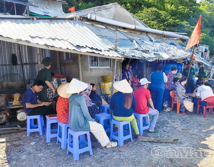 Đông đảo người dân đảo Hòn Chuối tham gia nghe hướng dẫn sử dụng các ứng dụng và dịch vụ số.