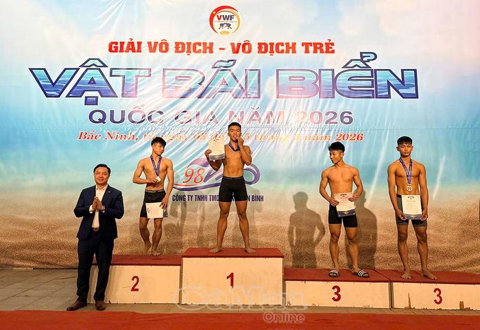 VĐV Phạm Văn Dương (Cà Mau) xuất sắc đoạt Huy chương Vàng Giải vô địch và vô địch trẻ Vật bãi biển quốc gia tại Bắc Ninh.