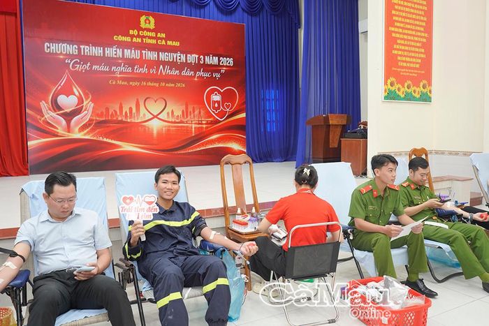 Đông đảo cán bộ, chiến sĩ Công an tỉnh và người dân tham gia chương trình hiến máu tình nguyện đợt 3 năm 2026.