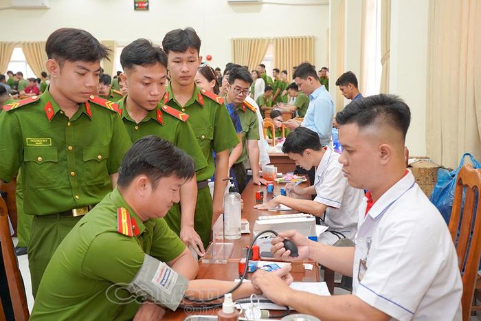 Cán bộ y tế thực hiện các bước tiếp nhận, khám sàng lọc và kiểm tra sức khoẻ cho người đăng ký hiến máu.