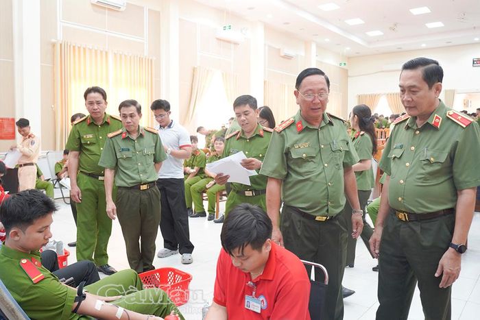 Thiếu tướng Hồ Việt Triều và Đại tá Lê Tấn Vinh thăm hỏi, kiểm tra, động viên cán bộ, chiến sĩ tham gia chương trình hiến máu tình nguyện.