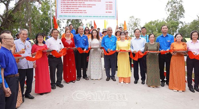 Các đại biểu thực hiện nghi thức khánh thành cầu Khu Đoàn Tây Nam Bộ.