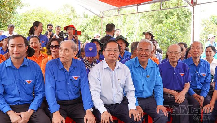 Phó Chủ tịch Thường trực Uỷ ban MTTQ Việt Nam tỉnh Cà Mau Lê Thanh Triều (thứ 3 từ trái sang) cùng các đại biểu tham dự lễ khánh thành cầu Khu Đoàn Tây Nam Bộ tại xã U Minh.