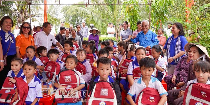 55 phần quà là dụng cụ học tập được trao tặng nhằm động viên tinh thần cho các em học sinh.