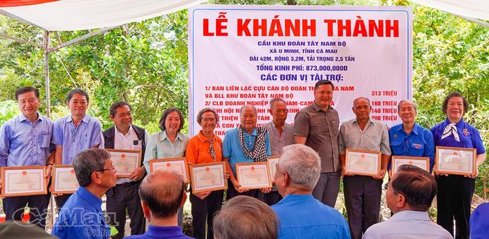 Phó Chủ tịch UBND xã U Minh Huỳnh Khánh Duy trao giấy chứng nhận tấm lòng vàng cho các nhà tài trợ.